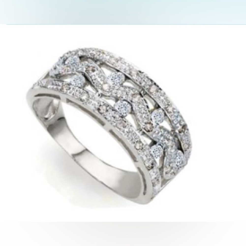 Brand new in box. Gorgeous Ladies diamond ring.